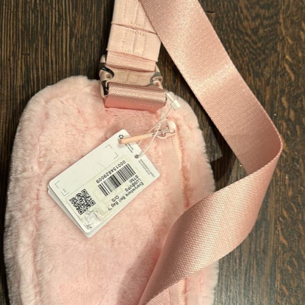 NWT Lululemon Athletica Everywhere Pink Faux Fur Bag - Picture 2 of 3
